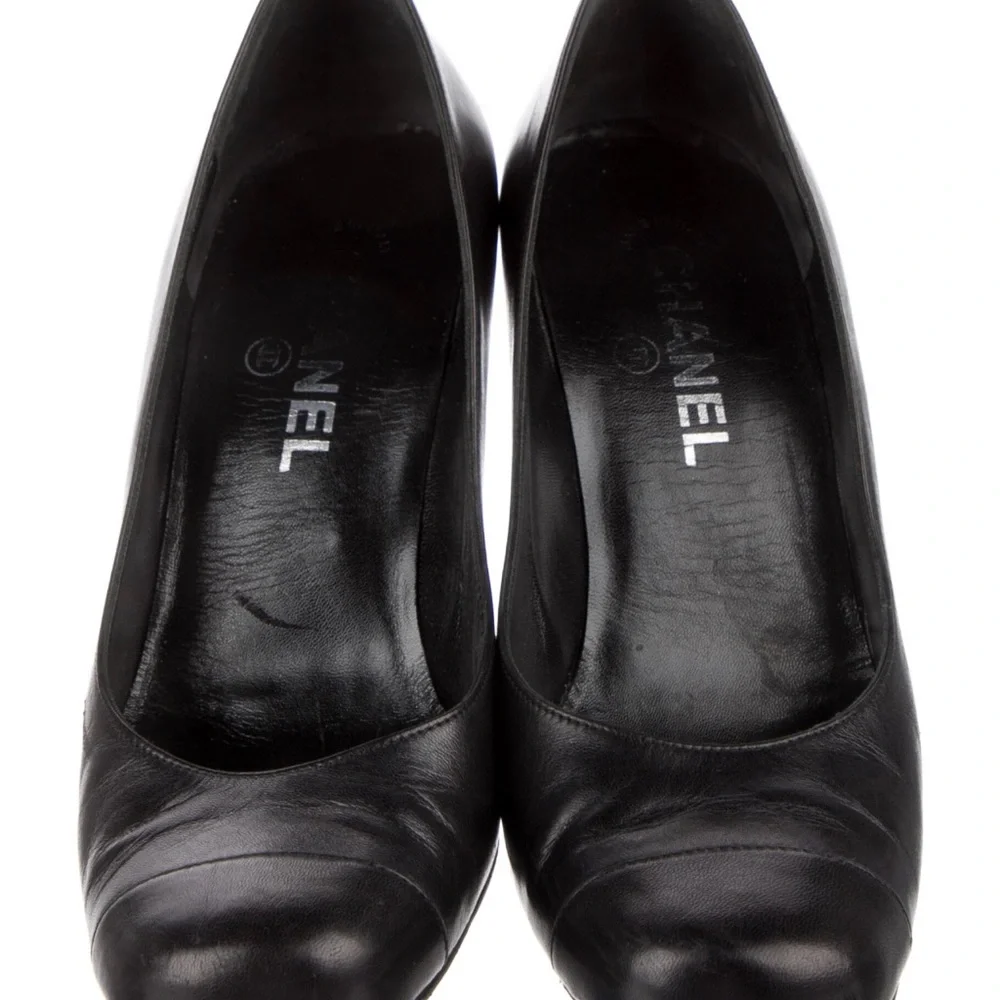 ✨Beautiful authentic Chanel vintage black leather heels. Size 39.5✨ - Picture 3 of 8